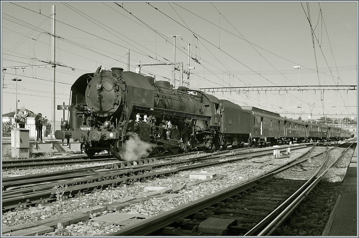 The SNCF 141 R 568 (from the  L'Association 141R568 ) is arriving with his long steamer service in the Lausanne Station. The SNCF 141 R 568 was built by The Baldwin anno 1945. 

11.06.2022