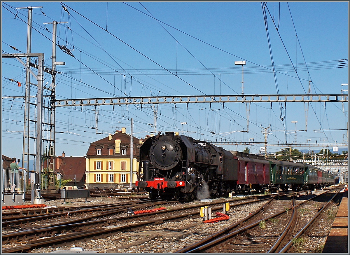 The SNCF 141 R 568 (from the  L'Association 141R568 ) is arriving with his long steamer service in the Lausanne Station. The SNCF 141 R 568 was built by The Baldwin anno 1945. 


11.06.2022