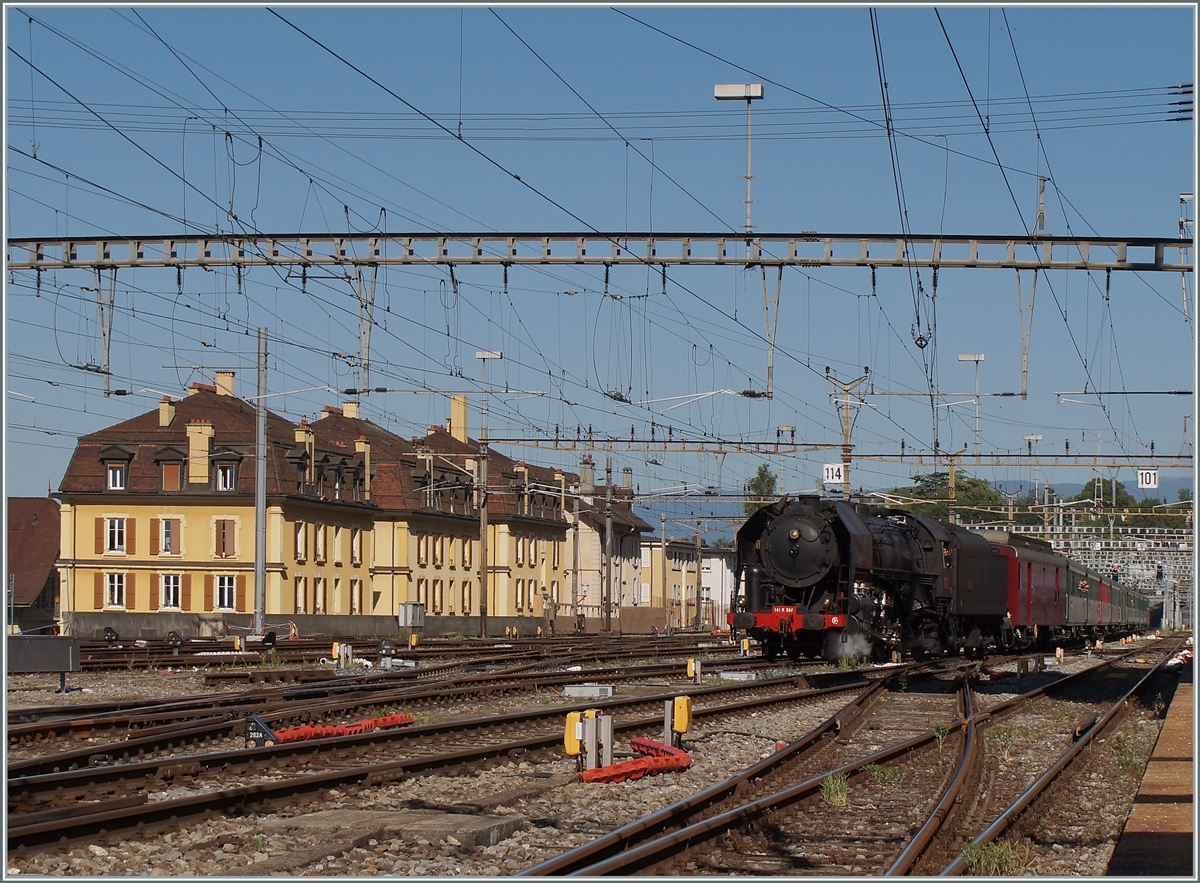 The SNCF 141 R 568 (from the  L'Association 141R568 ) is arriving with his long steamer service in the Lausanne Station. The SNCF 141 R 568 was built by The Baldwin anno 1945.


11.06.2022

