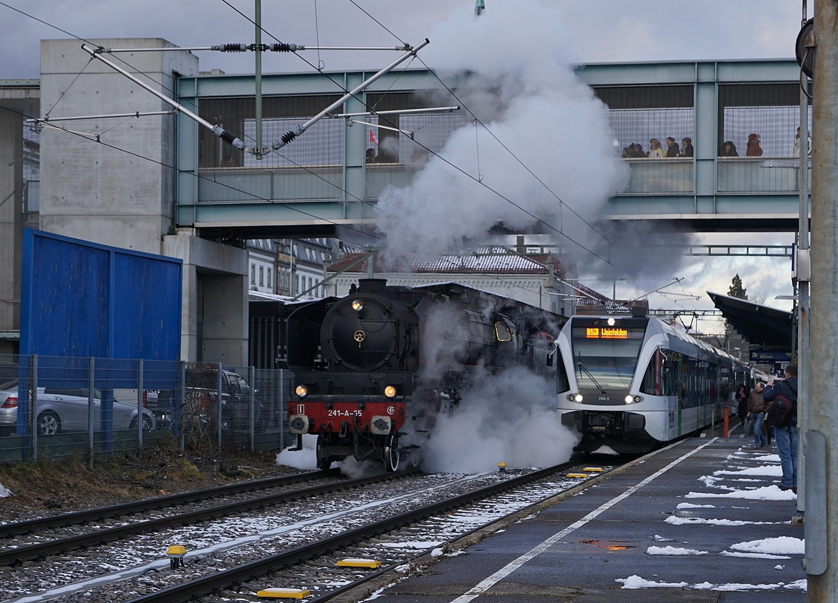 The SNCF 241-A-65 and a Thurbo GTW in Konstanz.

09.12.2017