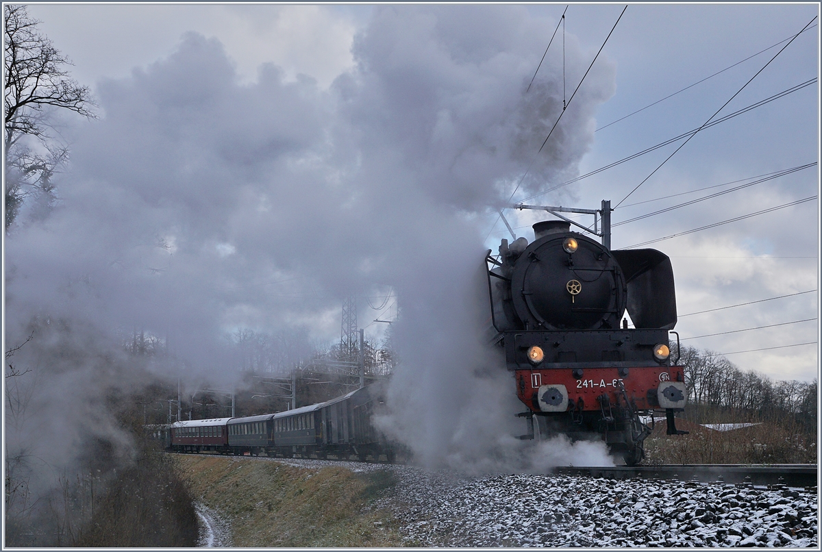 The SNCF 241-A-65 by Koblenz on the way to Konstanz. 

09.12.2017