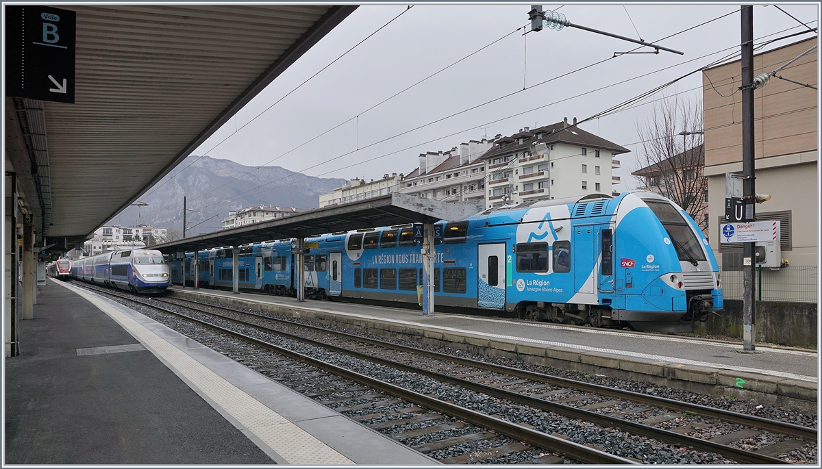 The SNCF 24334  Compter Mouse  is waiting in Annecy his departure to Aix-Les Bains. In the background is to see a SNCF TGV and a SBB RABe 522 (Léman Express).

13.02.2020