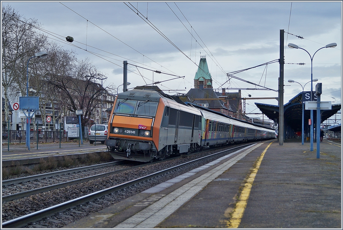 The SNCF 26 141 (Sybic) with a TER 200 to Strasbourg by his stop in Colmar.
13.03.2018