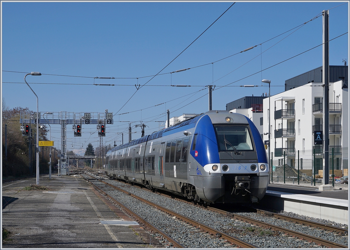 The SNCF 82607 is arriving at Evian.

23.03.2019 