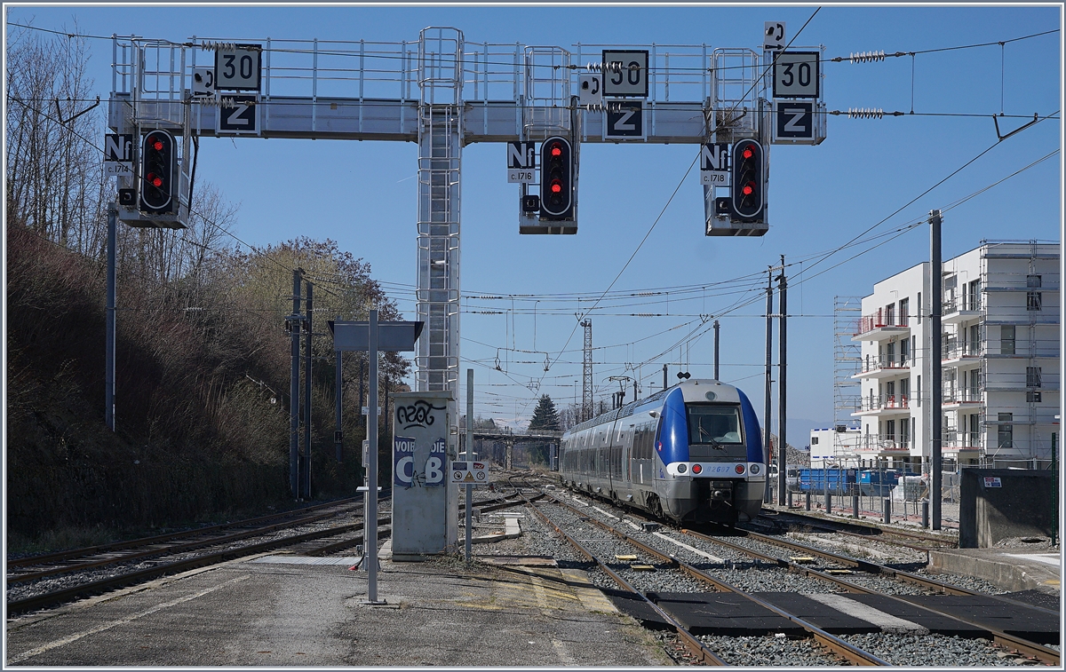 The SNCF 82607 is leaving Evian on the way to Lyon. 

23.03.2019