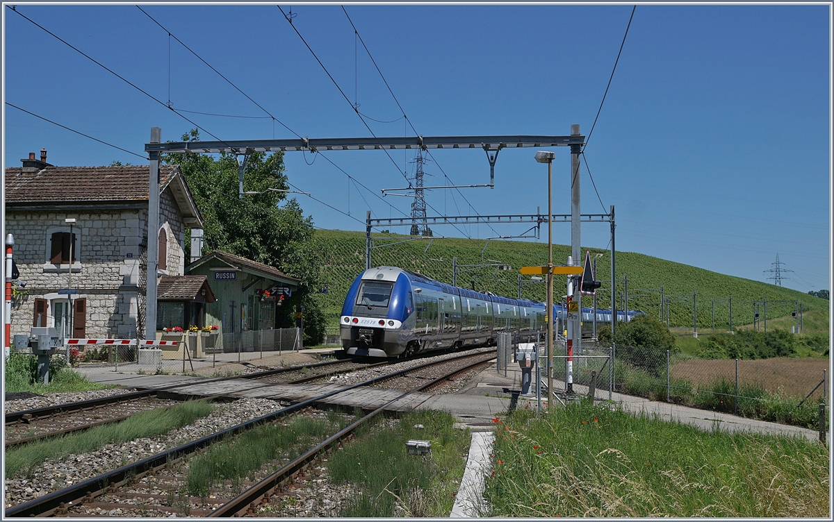 The SNCF B 82591 and 82579 on the way to Geneva by Russin.

19.06.2018
