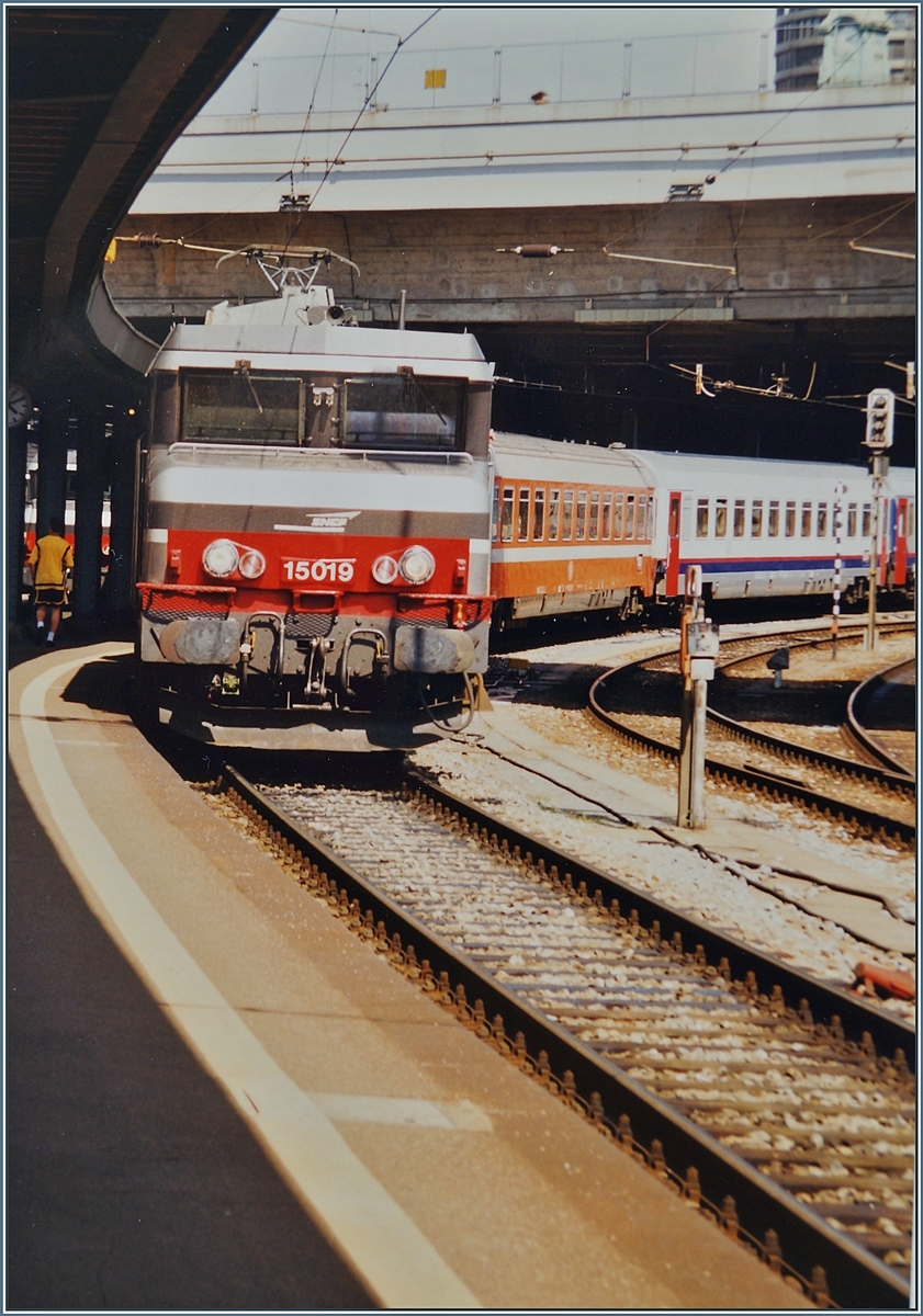 The SNCF BB 15019 with the EC Vauban in Basel SNCF.
Mai 1999