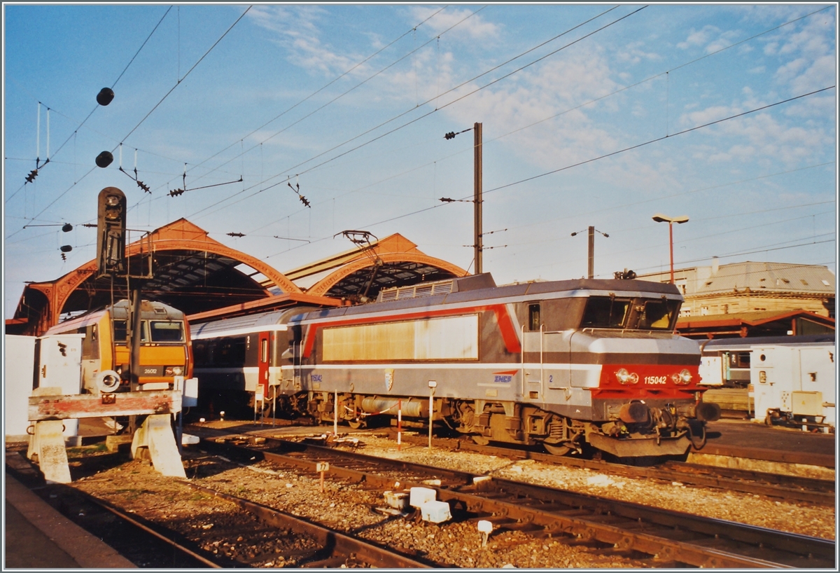 The SNCF BB 15042 with the IC 97 from Bruxelles to Chur in Strasbourg. 

13.03.2000