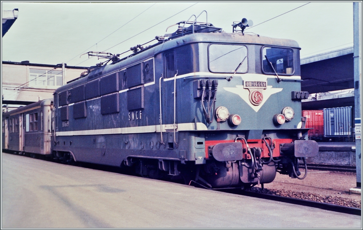 The SNCF BB 16669 in Mulhouse. 

analog picture from the March 1985