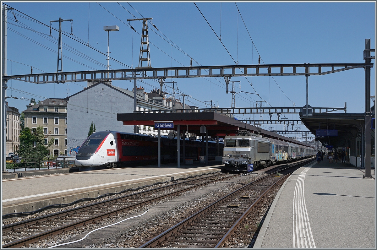 The SNCF BB 22 249 wiht his TER to Lyon and a TGV Lyia to Paris in Geneva. 

19.07.2021