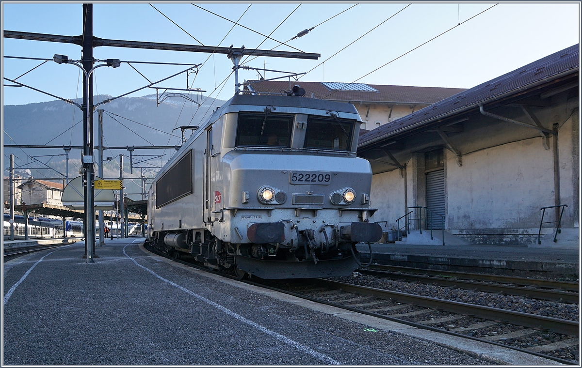 The SNCF BB 22209 with a TER from Geneva to Lyon by his stop in Bellegarde (Ain).
23.03.2019