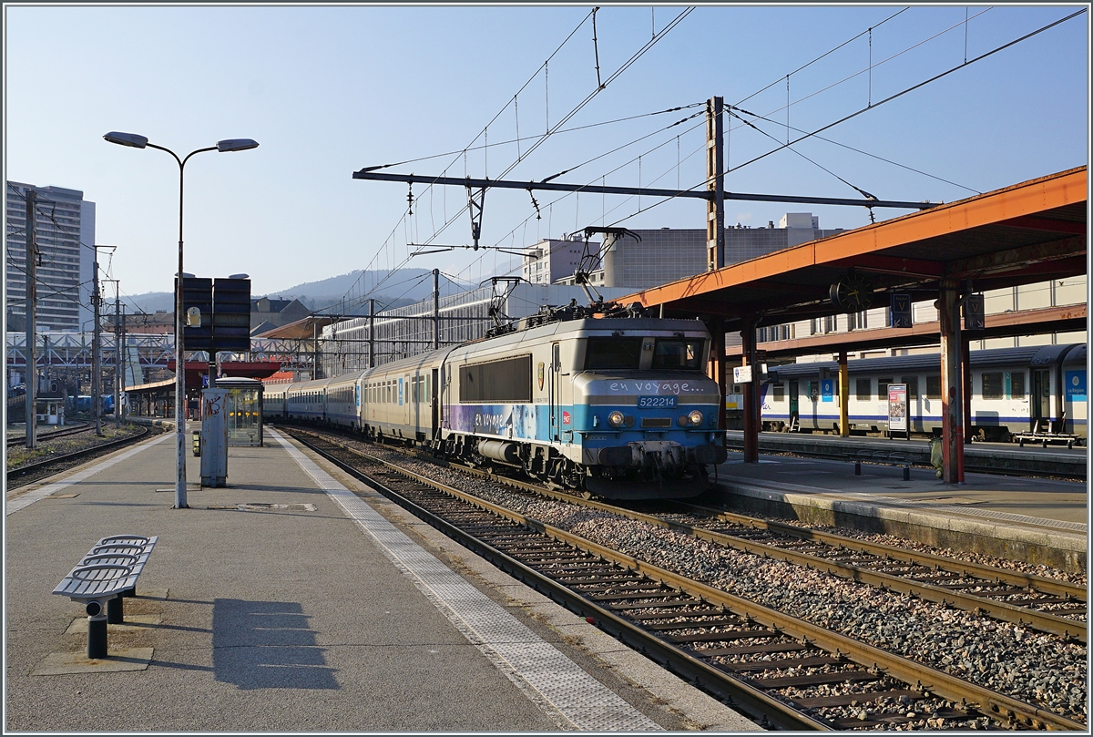 The SNCF BB 22214 with his TER in Chambéry-Challes-les-Eaux. 

20.03.2022