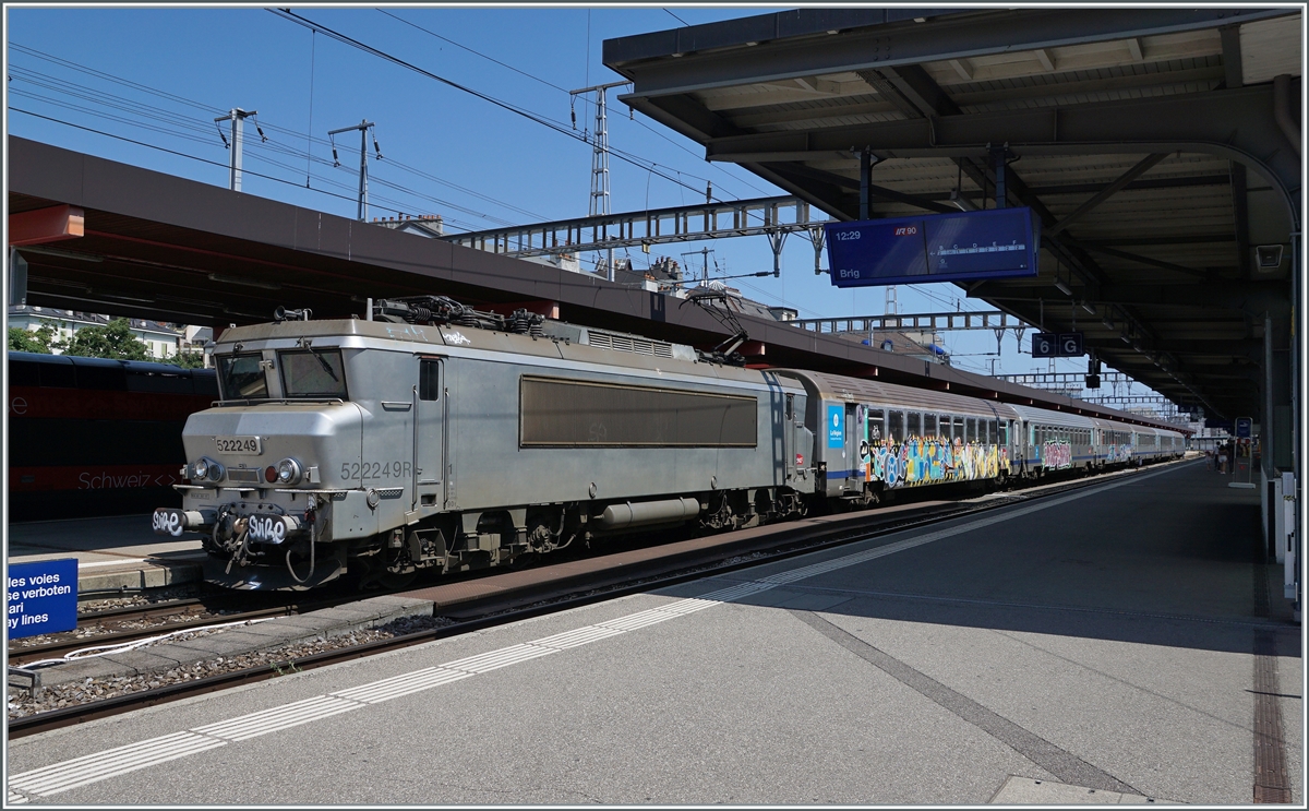 The SNCF BB 22249 wiht his TER to Lyon in Geneva.

19.07.2021