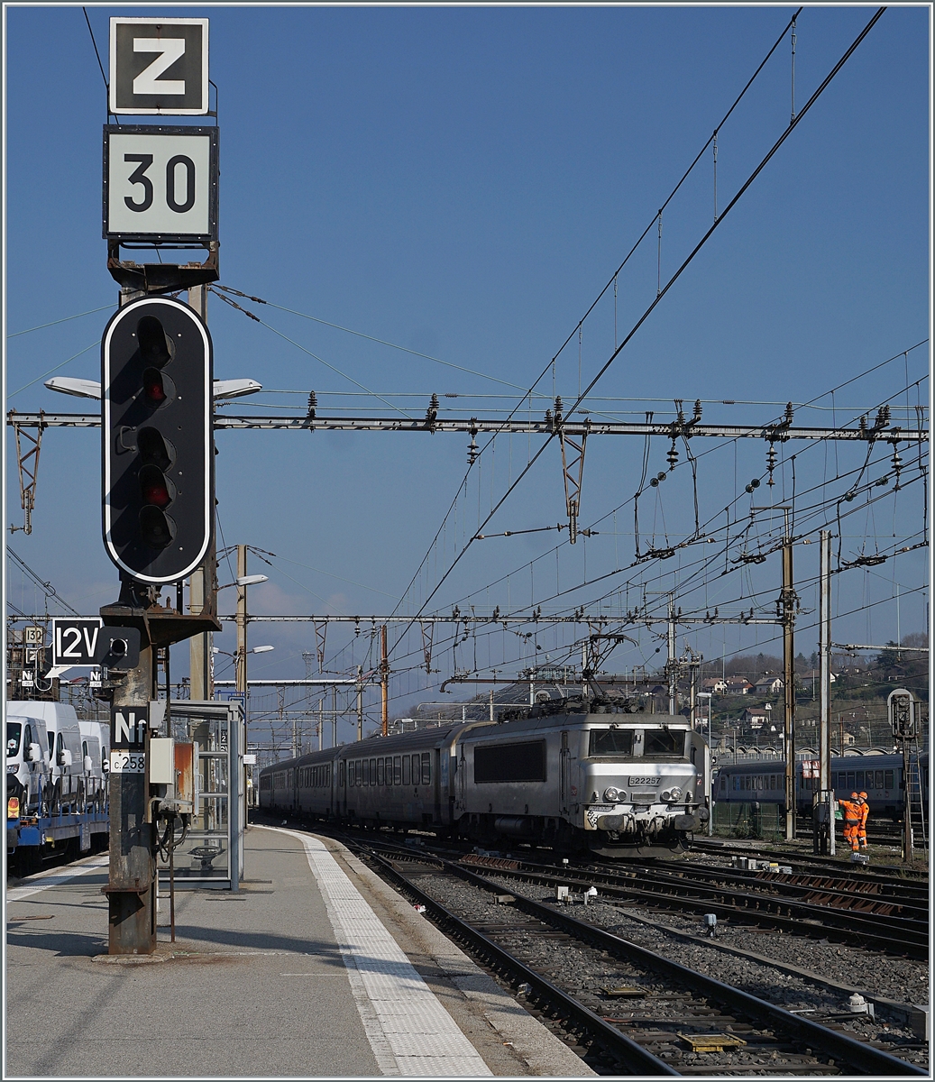 The SNCF BB 22257 is arriving with his TER in the Chambéry Challes les Eaux Station. 

222.03.2022