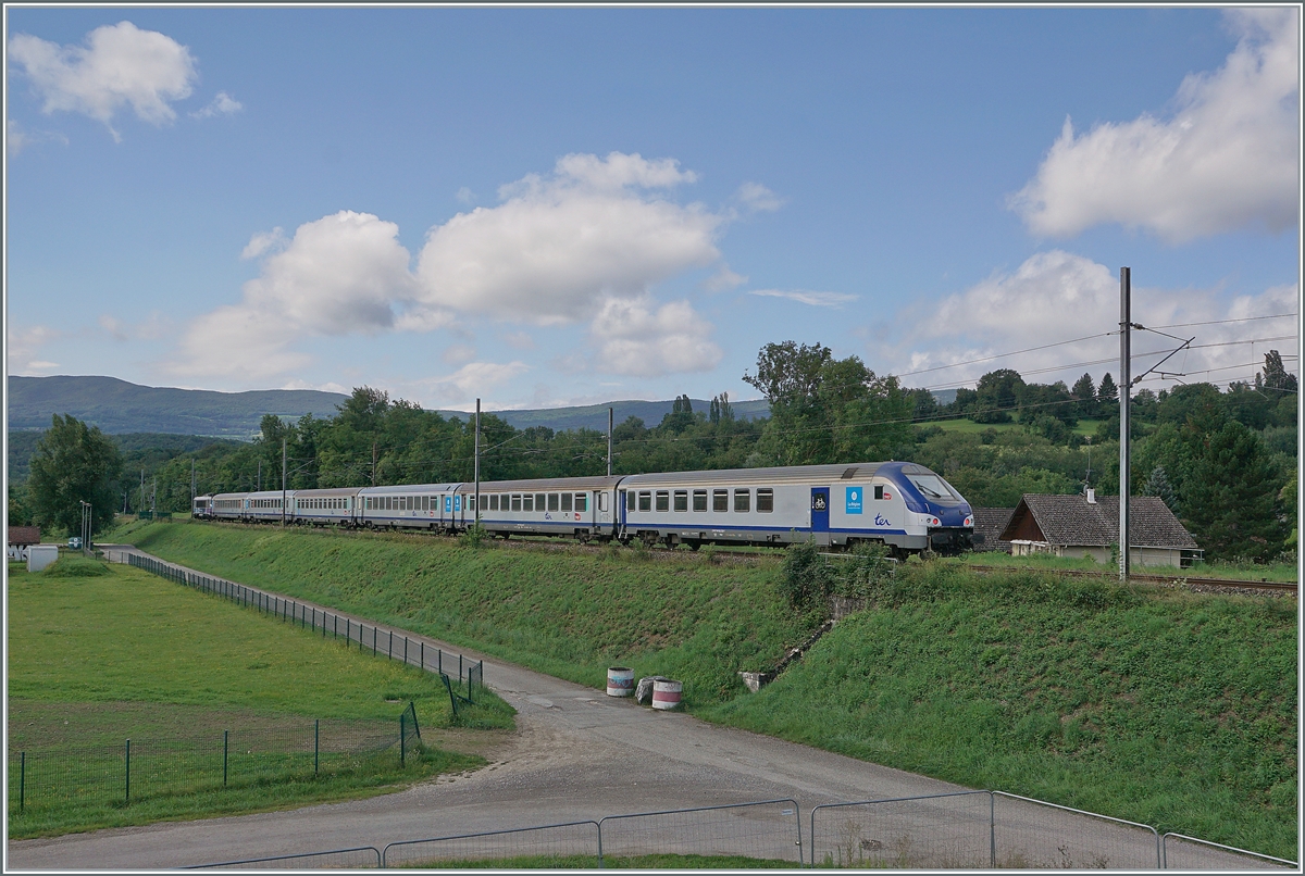 The SNCF BB 22266 (91 87 0022 266-7 F-SNCF) with his TER from Geneva to Lyon by Pougny-Chancy. 

16.08.2021