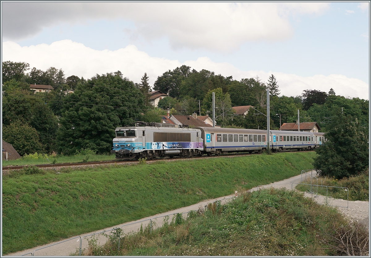 The SNCF BB 22266 with his TER to Lyon by Pougny-Chancy. 

16.08.2021