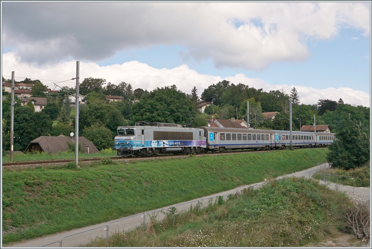 The SNCF BB 22266 with his TER on the way from Geneva to Lyn by Pougny-Chancy. 

06.09. 2021