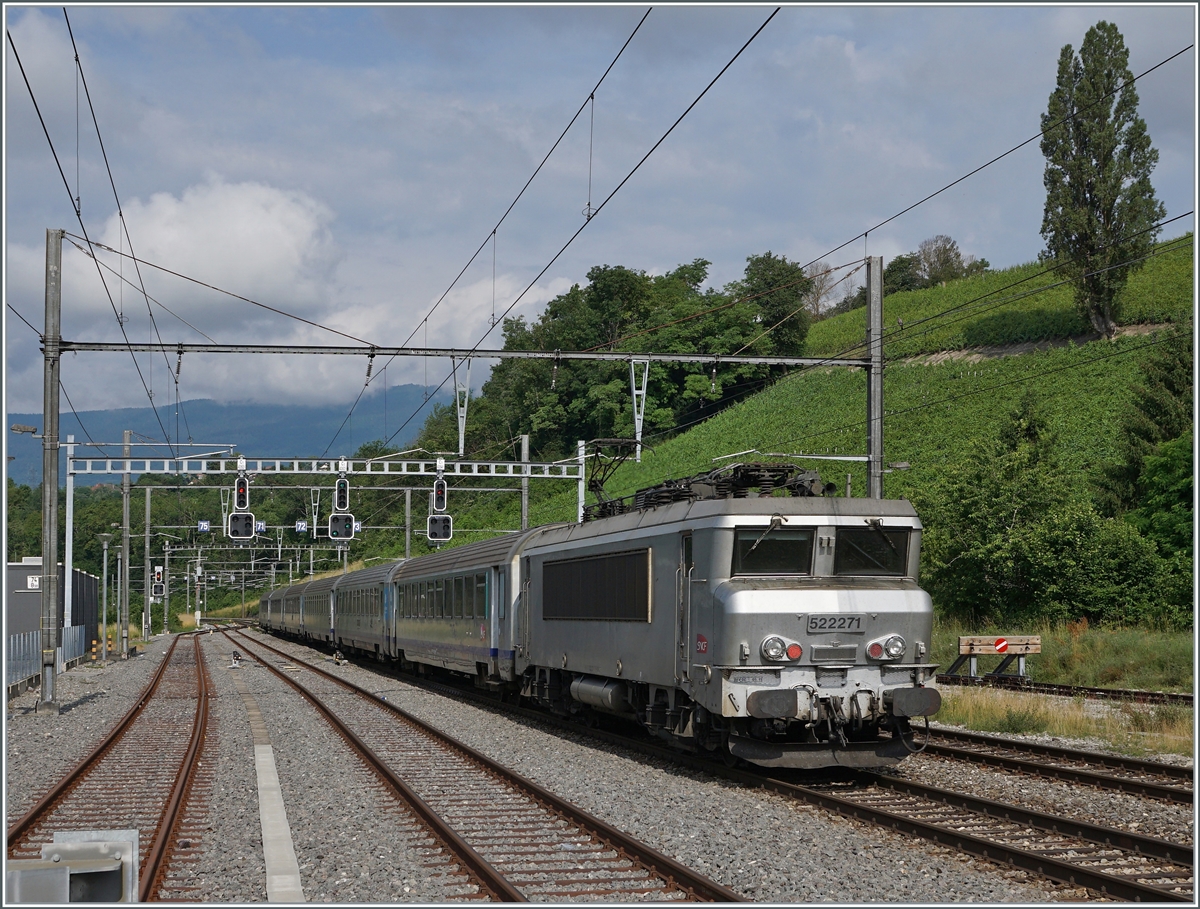 The SNCF BB 22271 with his TER on the way to Lyon in La Plaine, 

28.06.2021