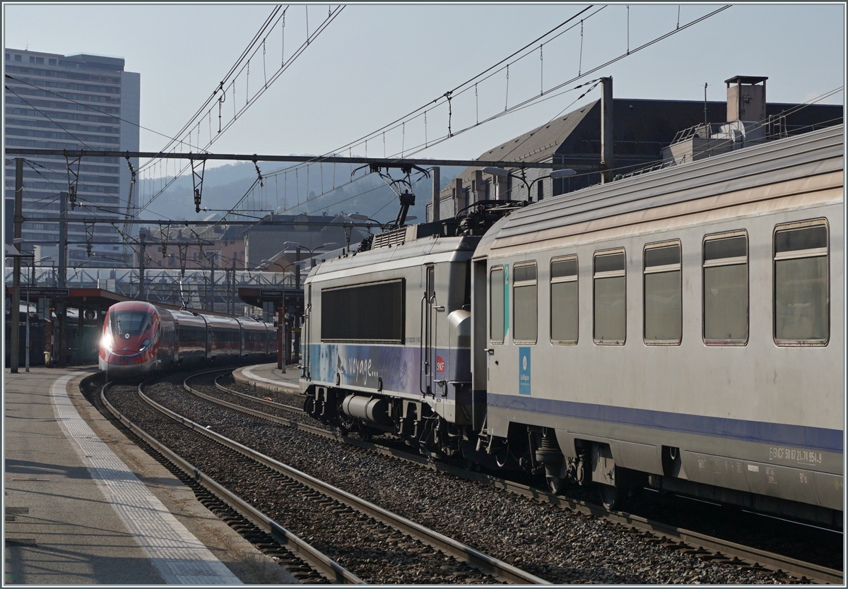 The SNCF BB 22313 with a TER and the FS Trenitalia ETR 400 050 on the way from Milan to Paris in Chambéry-Challes-les-Eaux.

22.03.2022