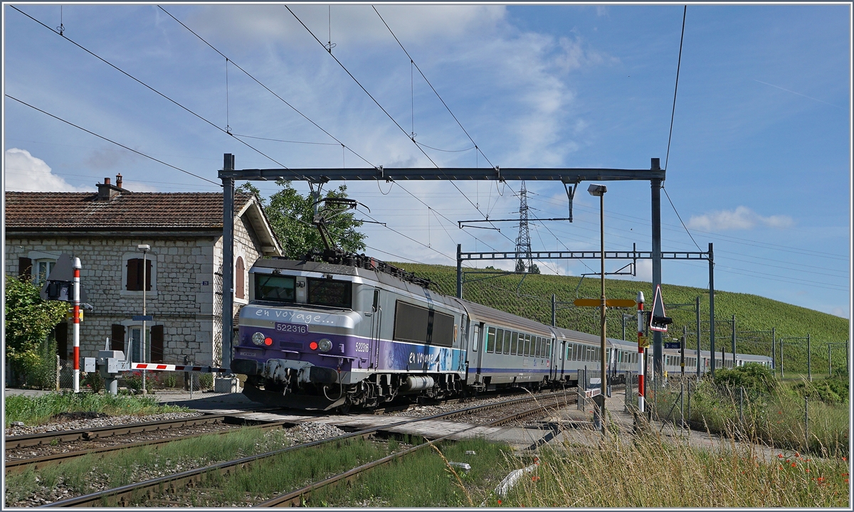 The SNCF BB 22316 wiht a TER from Lyon to Geneva in Russin.
20.06.2016