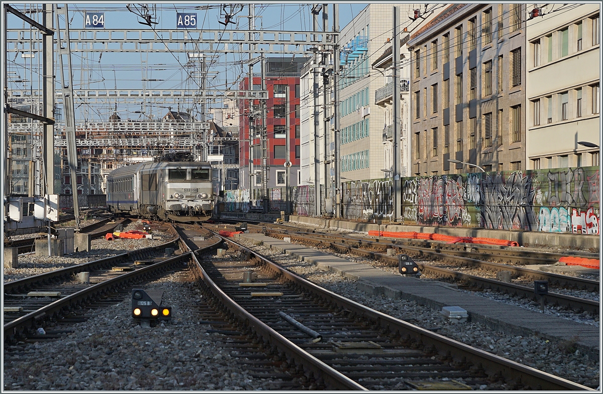 The SNCF BB 22358  nez cassé  reaches its destination Geneva with its TER from Lyon.

July 19, 2021