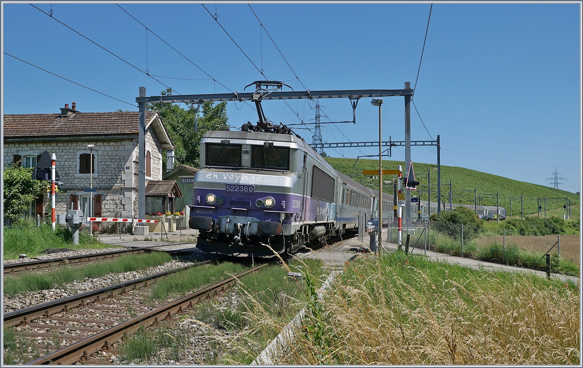 The SNCF BB 22360 run non stop wiht a TER to Lyon trough the Russin Station.
19.06.2018