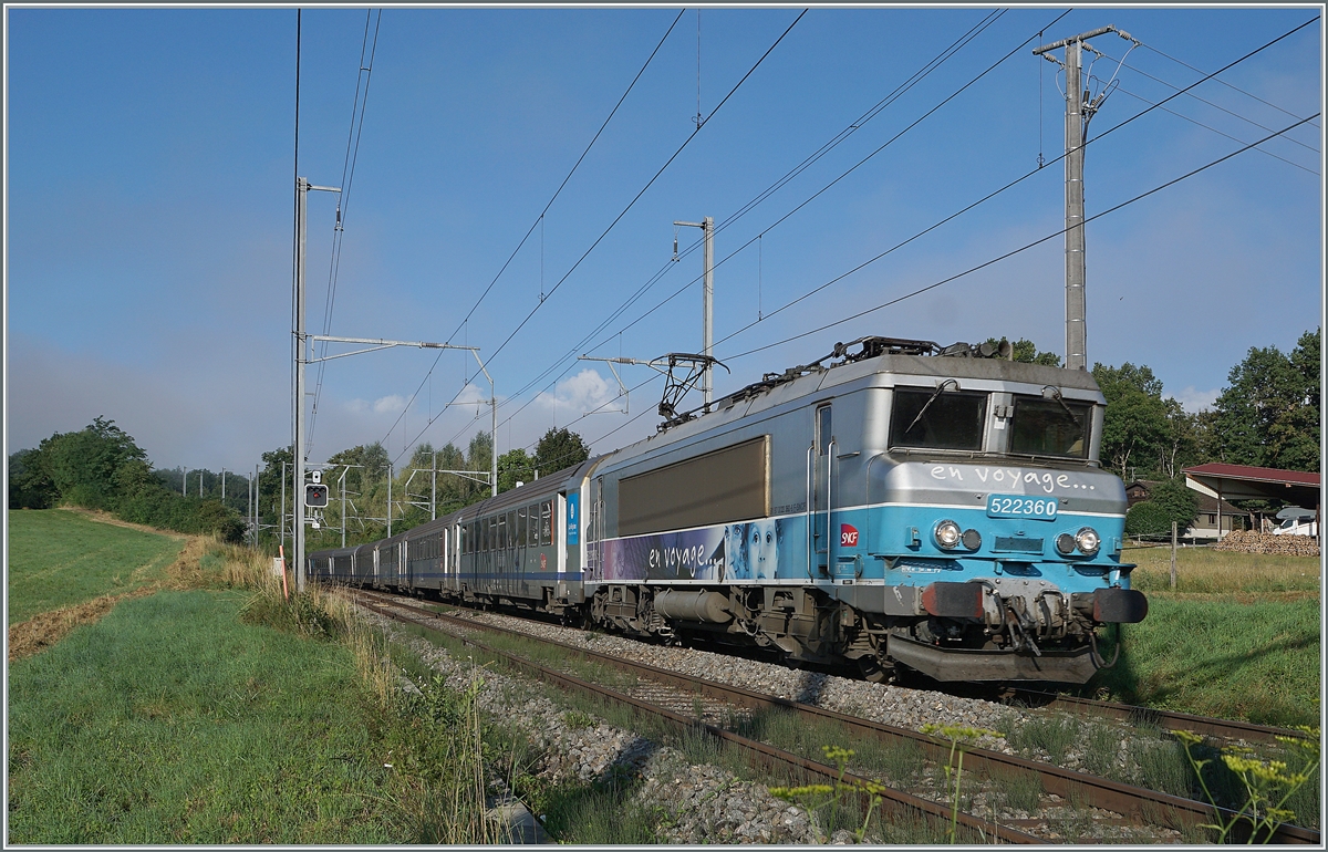 The SNCF BB 22360 with his TER from Lyon to Geneva between Russin and Satigny.

02.08.2021