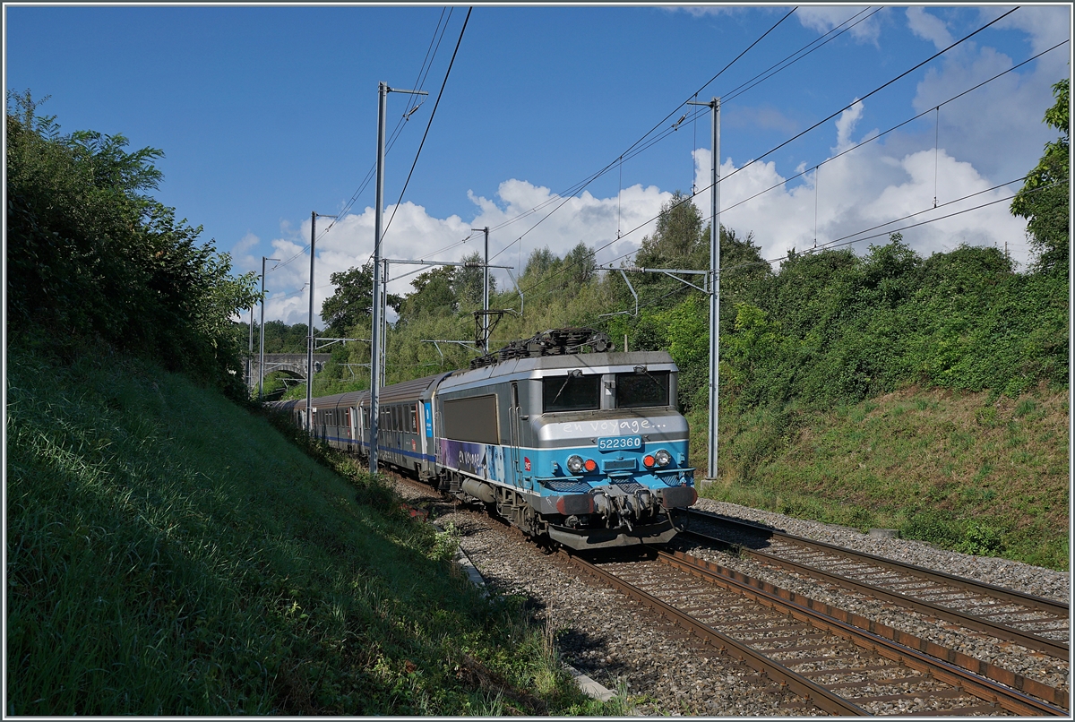 The SNCF BB 22360 with his TER on the way from Geneva to Lyon between Satigny and Russin. 

02.08.2021