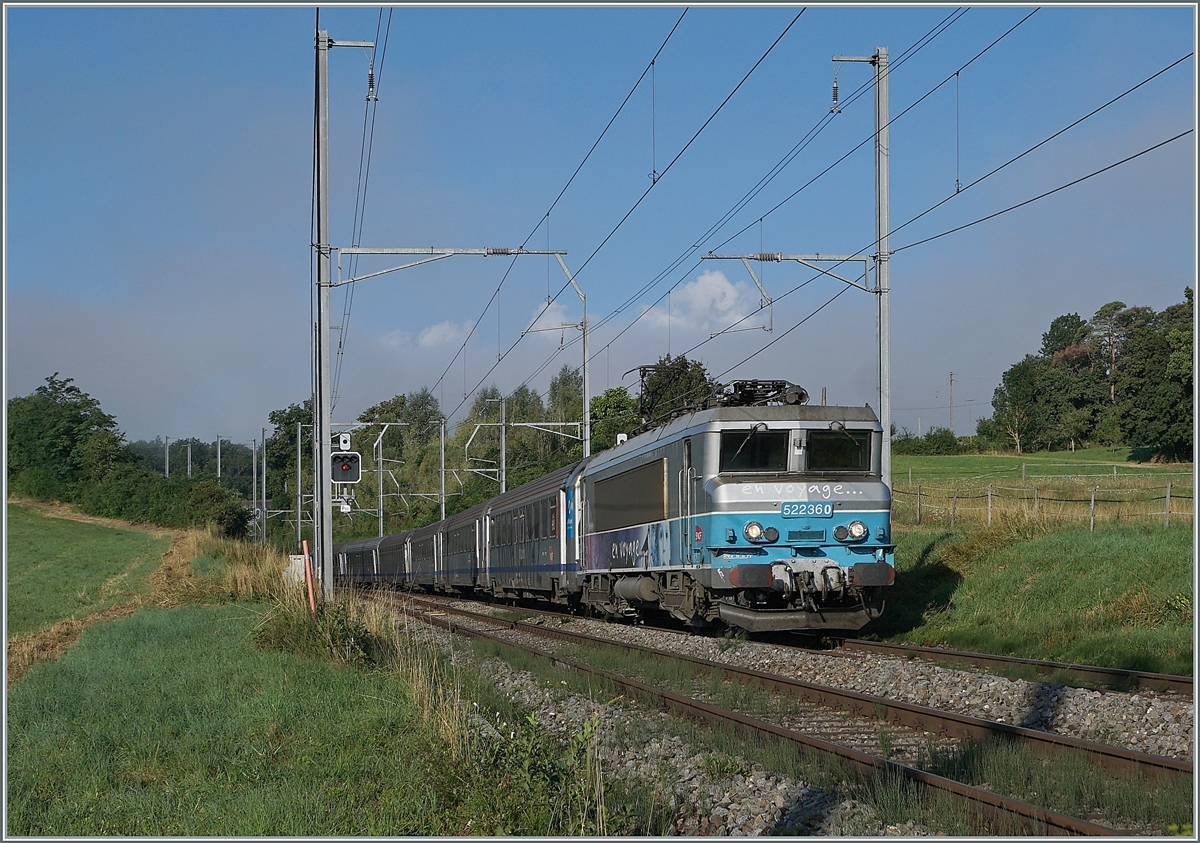 The SNCF BB 22360  with his TER on the way from Lyon to Geneva between Russin and Satigny. 

02.08.2021
