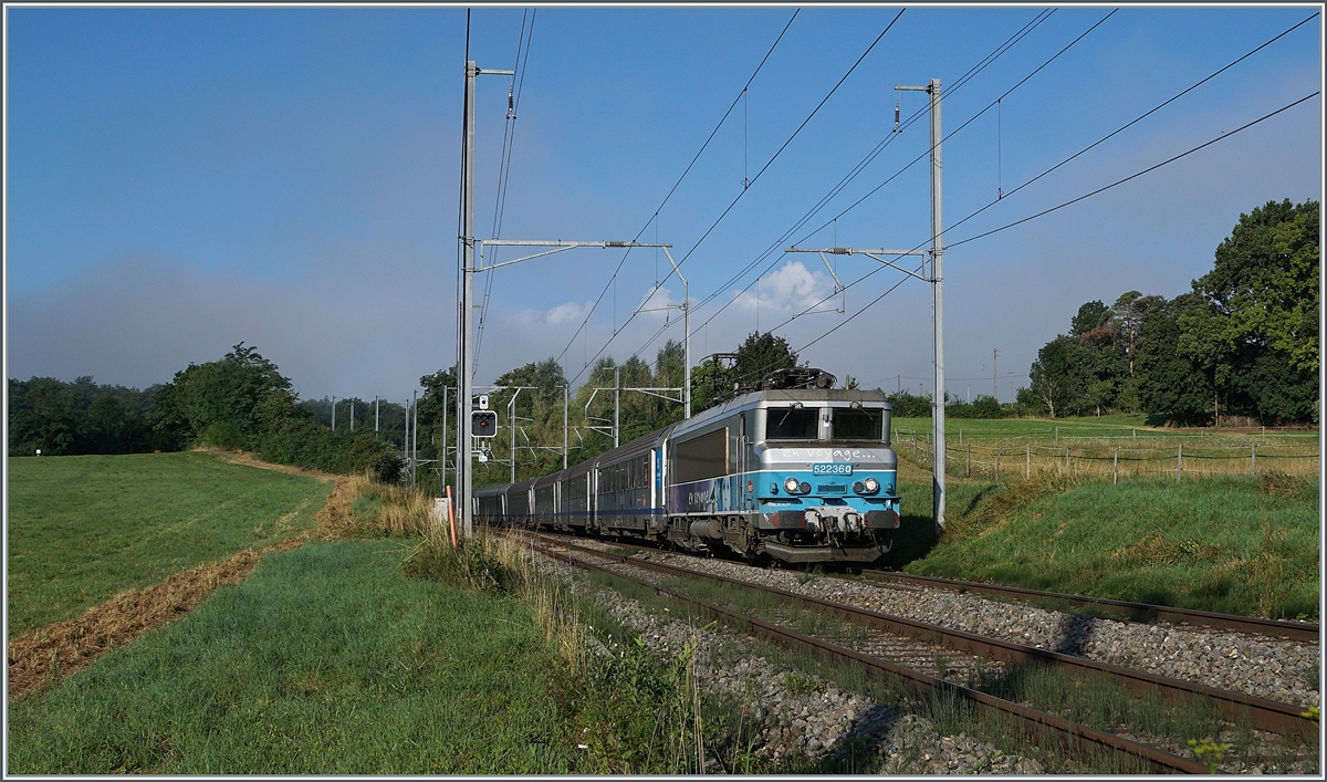 The SNCF BB 22360 with his TER on the way to Geneva by Satigny.

02.08.2021