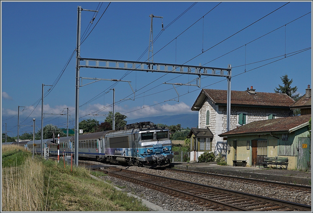 The SNCF BB 22391 is with his TER by the old Station of Bourdignyon on the way from Lyon to Genève. 

19.07.2021