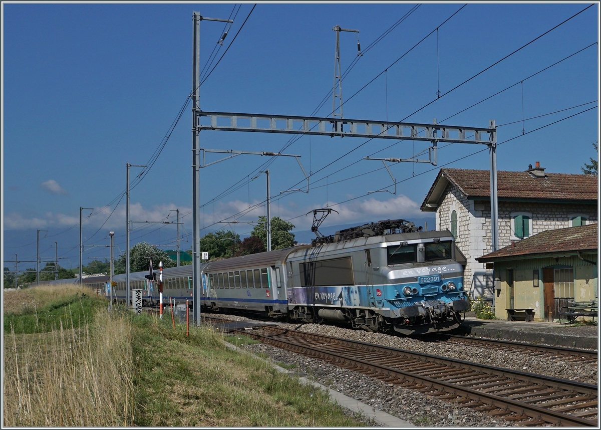 The SNCF BB 22391 with his TER Lyon - Genève by Bourdigny. 

19.07.2021