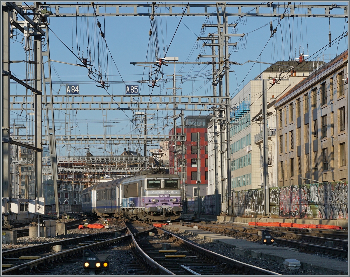 The SNCF BB 22391 with his TER from Lyon is arriving at Geneva. 

02.08.2021