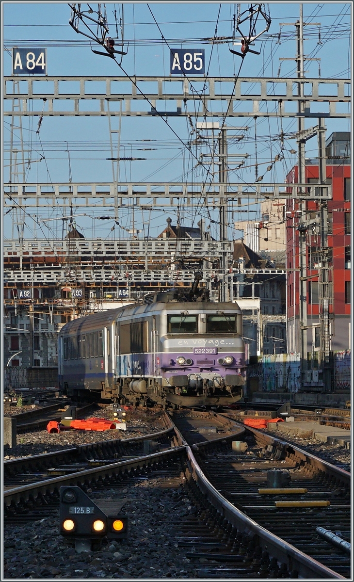 The SNCF BB 22391 with his TER from Lyon is arriving at Geneva. 

02.08.2021