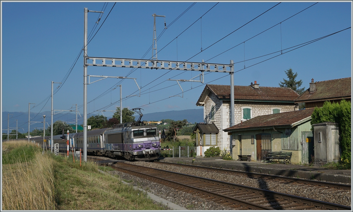 The SNCF BB 22393 with a TER from Lyon to Geneve by the old Bourdigny Station (now out of order).

19.07.2021