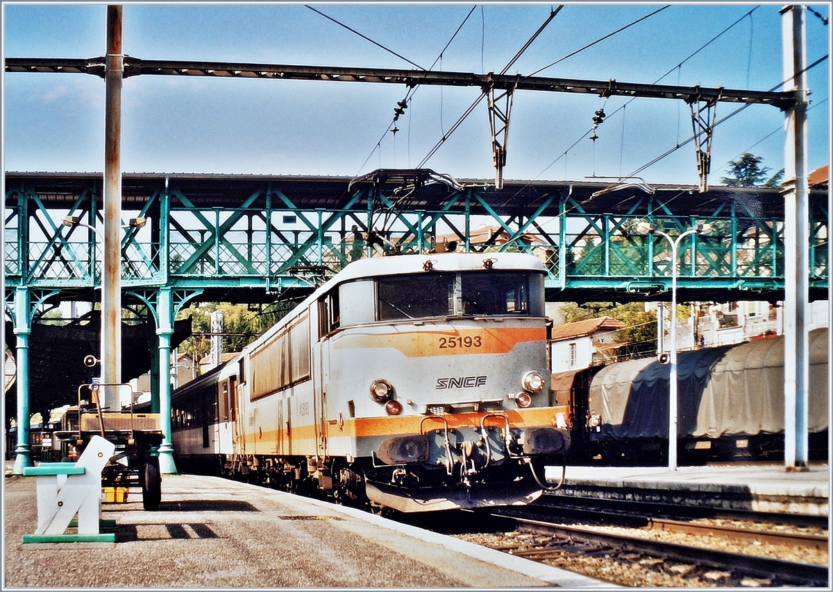 The SNCF BB 25193 wiht a TER from Lyon to Geneve by his stop in Bellegarde.

18.09.2002