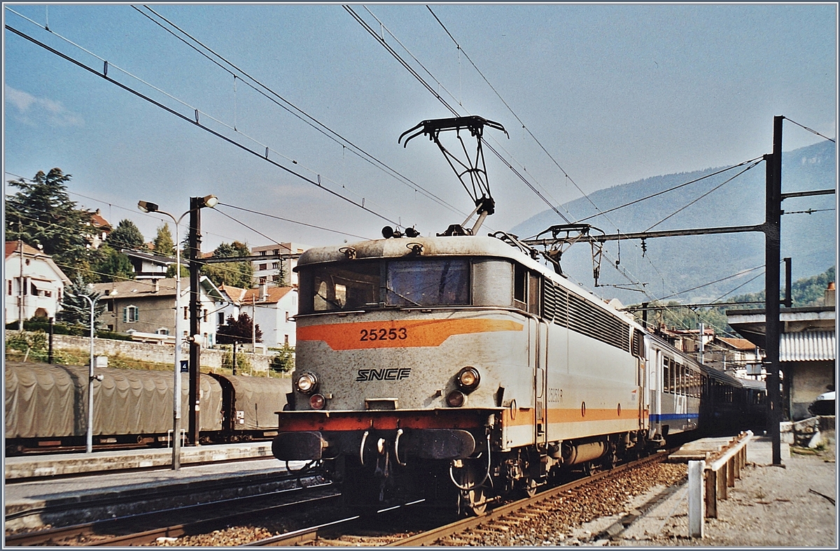 The SNCF BB 25253 wiht a TER to Lyon in Bellegarade.

18.09.2002 
