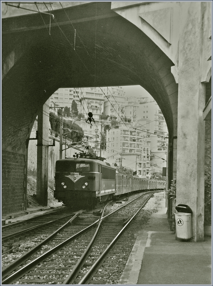 The SNCF BB 25448 on the way to Ventimiglia in Monaco Monte Carlo. 

analog picture / pg pMonw 