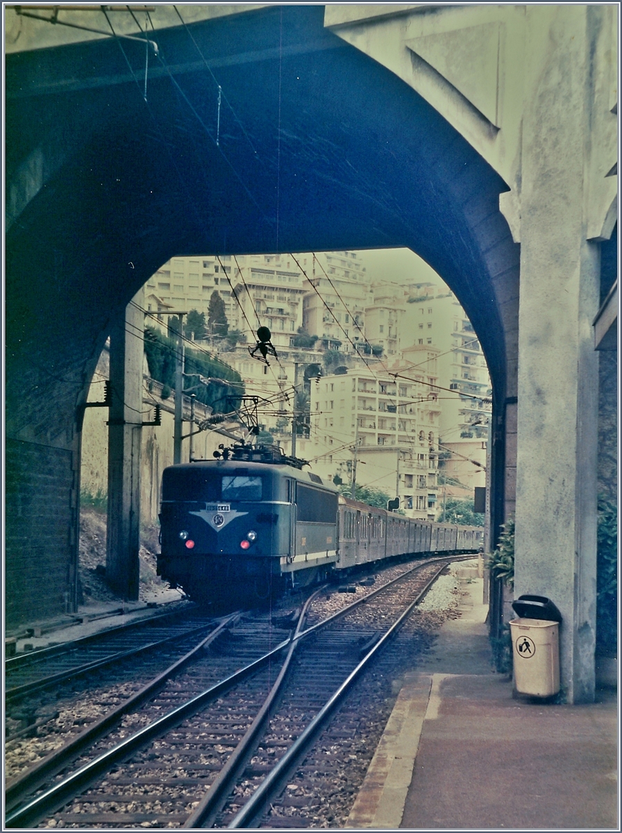 The SNCF BB 25648 is leaving from the old Monaco Monte Carlo Station.

16.06.1985