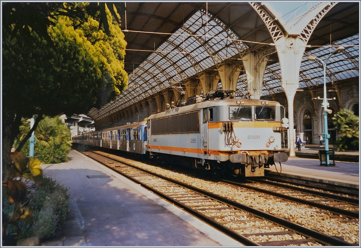 The SNCF BB 25651 with a TER in Nice-Ville.

Spring 1999
