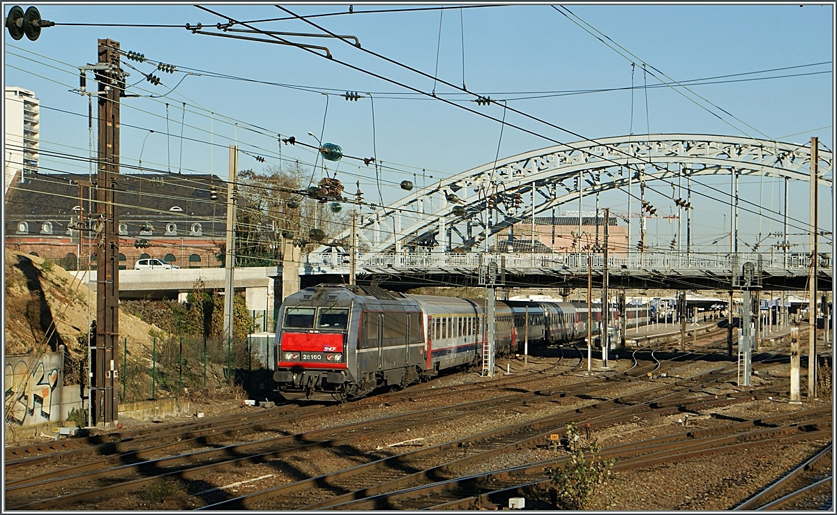 The SNCF BB 26 160 wiht the IC 90  Vauban  in Mulhouse.
10.12.2013