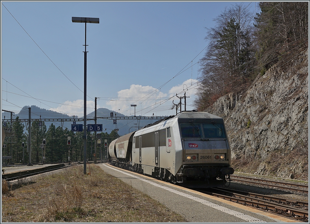 The SNCF BB 26061 wiht his Cargotrain is arriving at the Vallorbe Station. 

24.03.2022