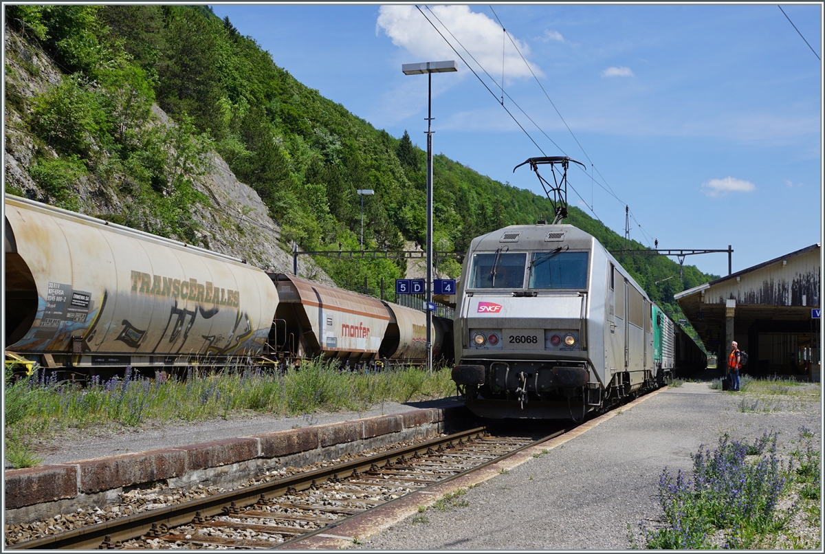 The SNCF BB 26068 (and the BB 27067) wiht the  Spaghetti  Cargo train in Vallorbe. 

16.06.2022