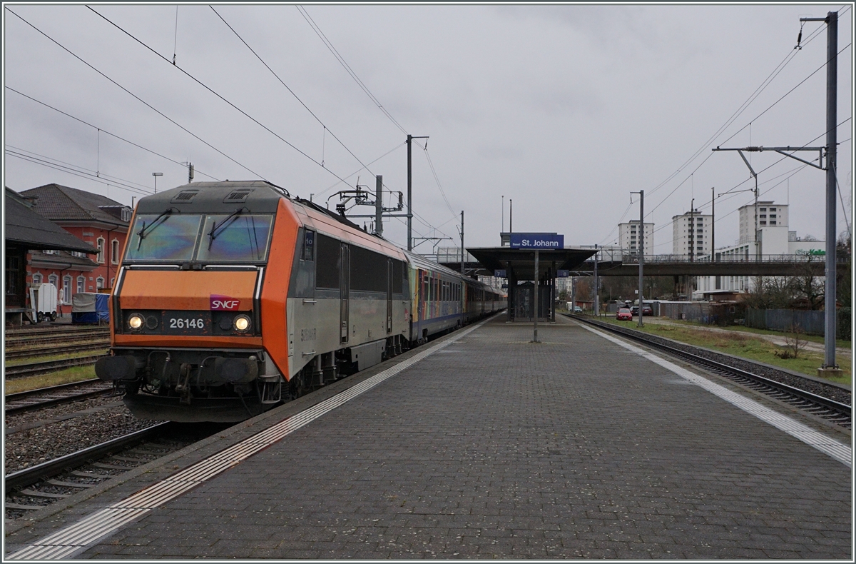 The SNCF BB 26143 with  a TER 200 to Strasbourg in Basel St. Johann.
05.03.2016