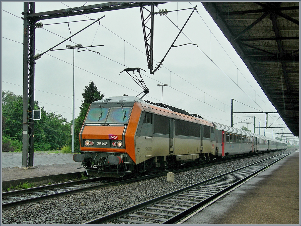 The SNCF BB 26148 (Sybic) wiht a TER 200 in St-Louis.
22.06.2007