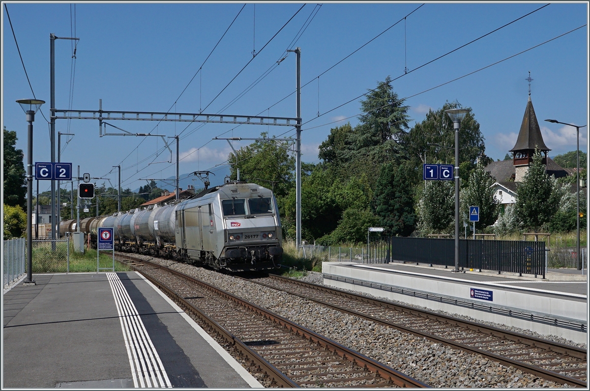 The SNCF BB 26177 (Sybic) with a cargo service on the way to Geneva La Praille in Satigny. 

19.07.2021