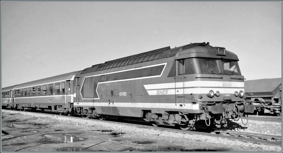 The SNCF BB 67 483 wiht a fast service to Paris in Dieppe. 

14.02.2002