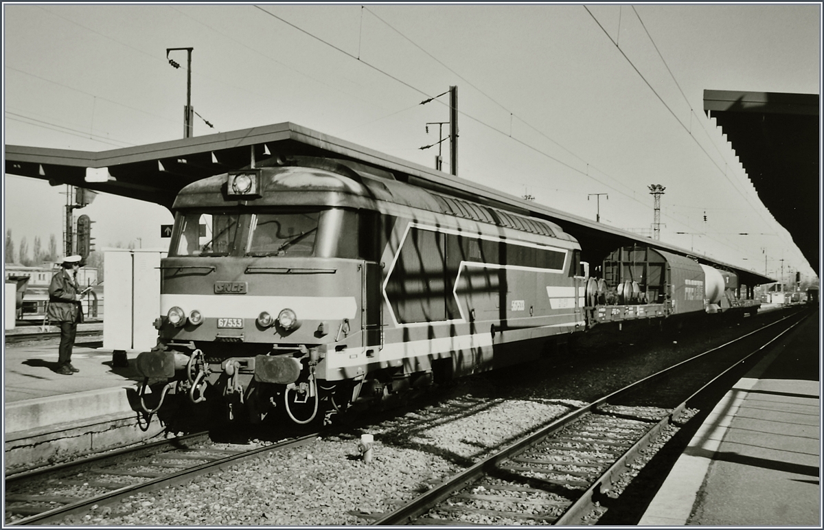 The SNCF BB 67 533 with a Cargo Service in Strasbourg. 

Analog picture / 13.03.2000