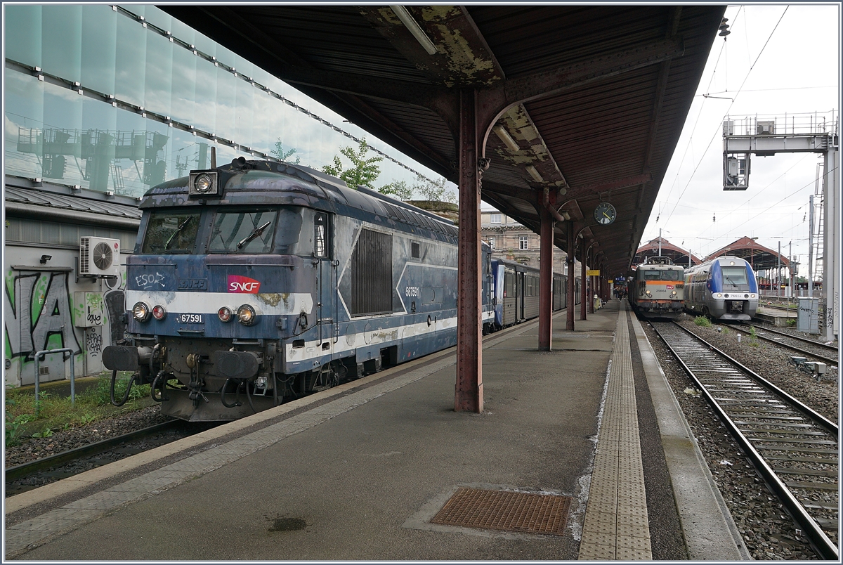 The SNCF BB 67 591 with his TER 830716 to Lauterbourg in Strasbourg. 

28.05.2019