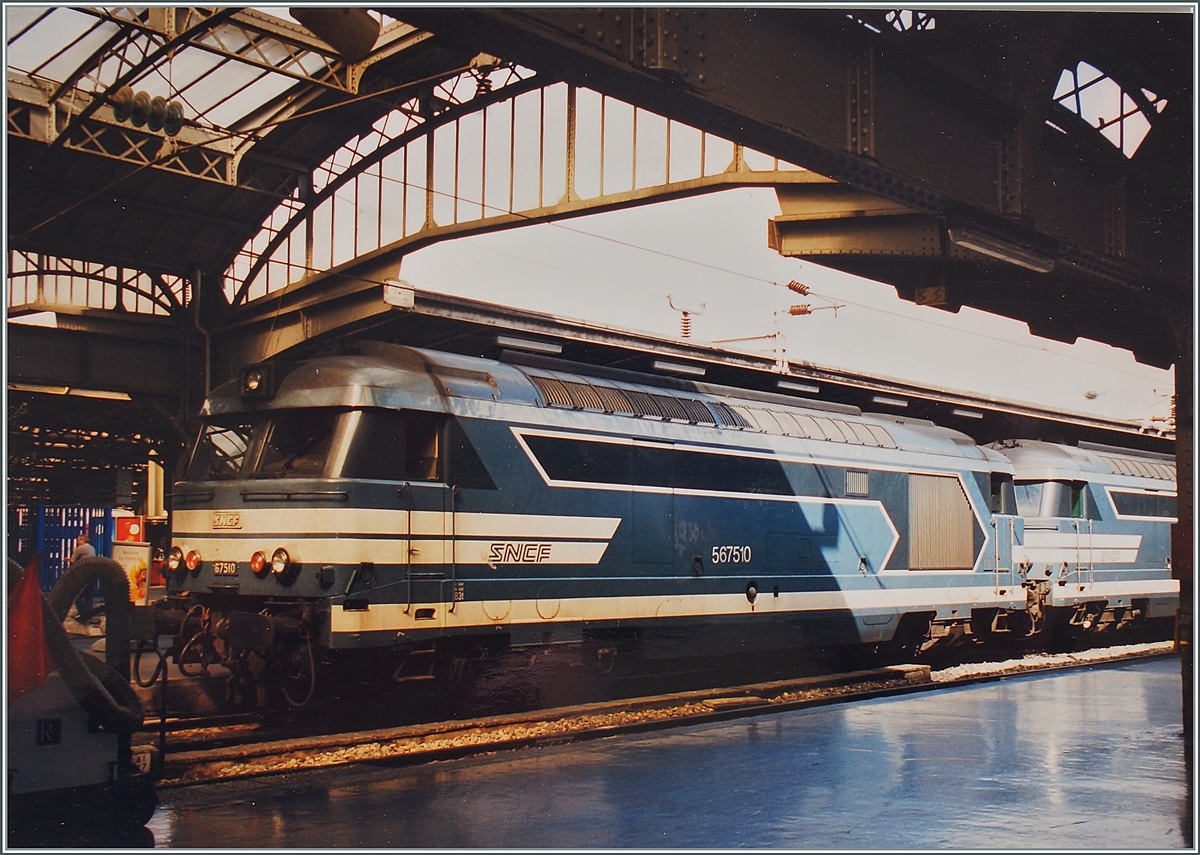 The SNCF BB 67510 (and an other one) in the Paris Est Station. 

18.09.1999